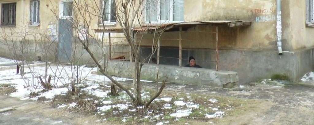 В Николаеве бездомная семья обустроила жилье в подвале многоэтажки. Женщина на 9 месяце беременности (ВИДЕО) 1