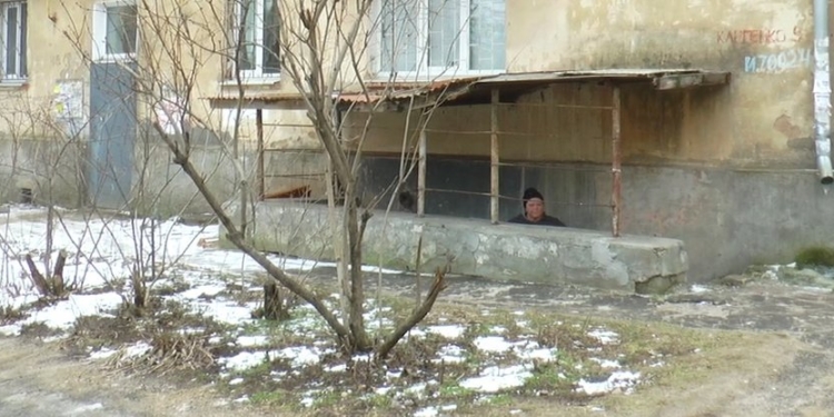 В Николаеве бездомная семья обустроила жилье в подвале многоэтажки. Женщина на 9 месяце беременности (ВИДЕО)