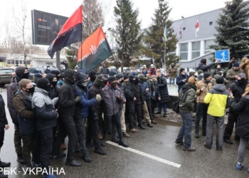 В Киеве протесты под телеканалом “Наш”: драка, блокировка транспорта (ВИДЕО)