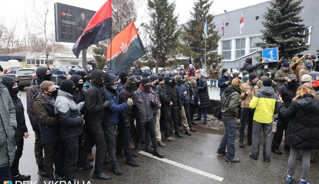В Киеве протесты под телеканалом “Наш”: драка, блокировка транспорта (ВИДЕО)