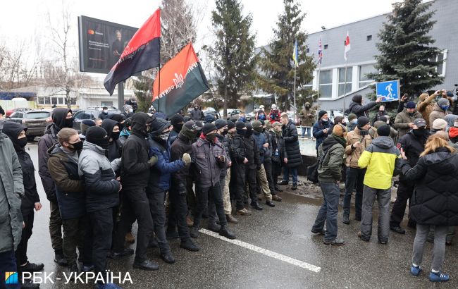 В Киеве протесты под телеканалом "Наш": драка, блокировка транспорта (ВИДЕО) 1