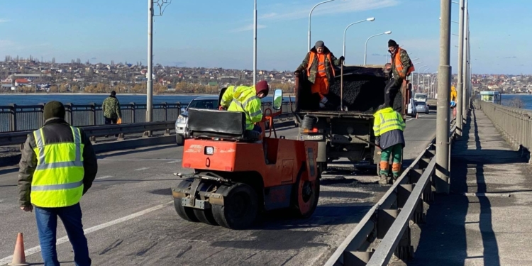 Если погода позволит. За сегодня-завтра дорожники обещают залатать наиболее глубокие ямы на Варваровском мосту в Николаеве (ФОТО)