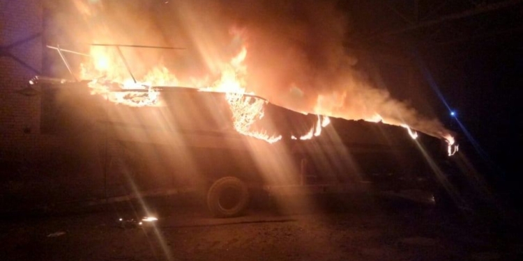 Ночью в Варваровке сгорели катер и шины (ФОТО)