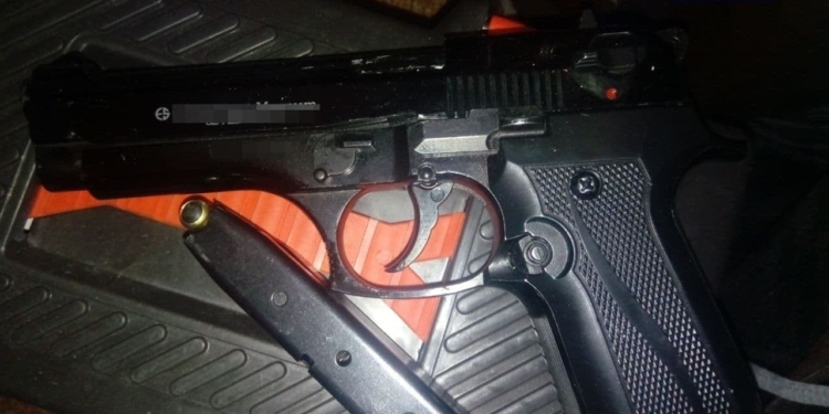 Он бил жену и был под следствием: в Николаеве патрульные задержали мужчину с пистолетом (ФОТО)