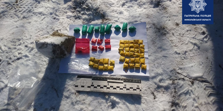 В Николаеве патрульные задержали молодого человека с 55 «закладками» (ФОТО)