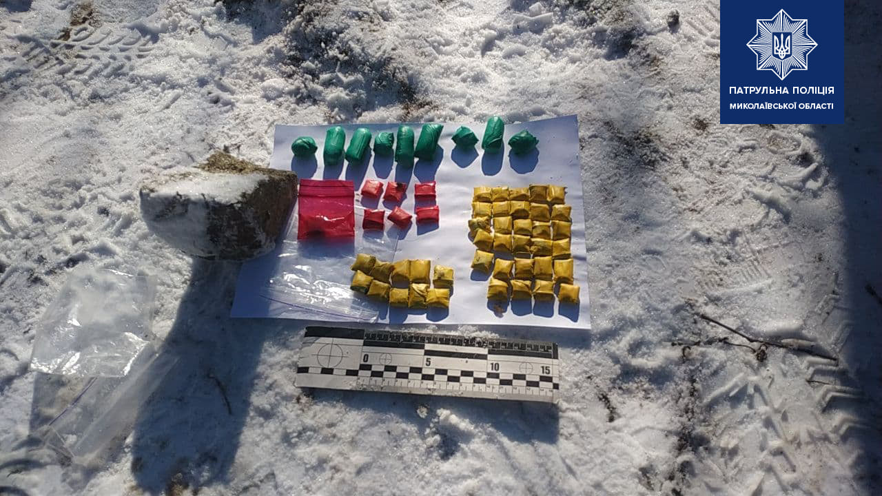 В Николаеве патрульные задержали молодого человека с 55 «закладками» (ФОТО)