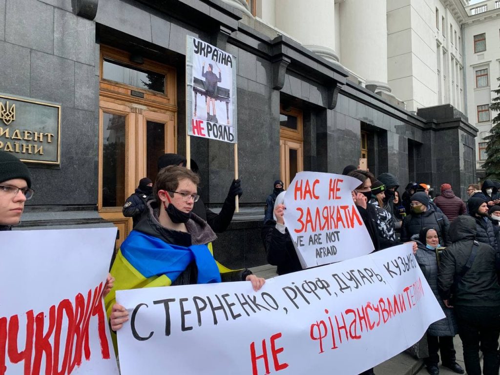 В Киеве на Банковой началась акция протеста из-за приговора Стерненко (ФОТО, ТРАНСЛЯЦИЯ) 17