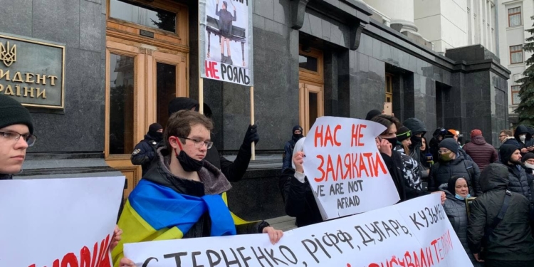 В Киеве на Банковой началась акция протеста из-за приговора Стерненко  (ФОТО, ТРАНСЛЯЦИЯ)