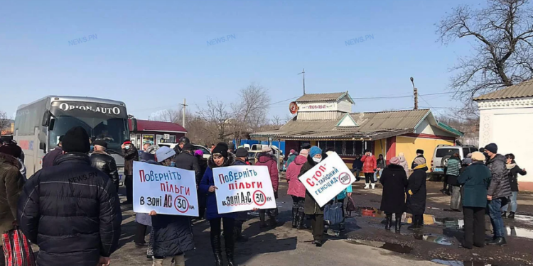 Тарифные протесты: в Первомайске перекрыли автотрассу (ВИДЕО)