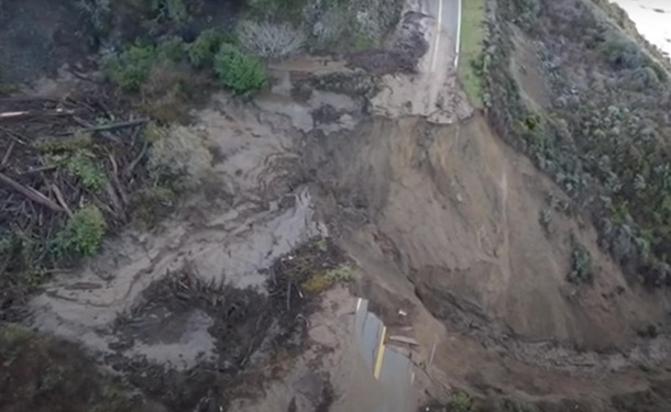 В США исчезла часть знаменитого Калифорнийского шоссе – его смыло в океан (ВИДЕО)