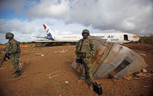В Сомали упал военный транспортник (ФОТО) 1