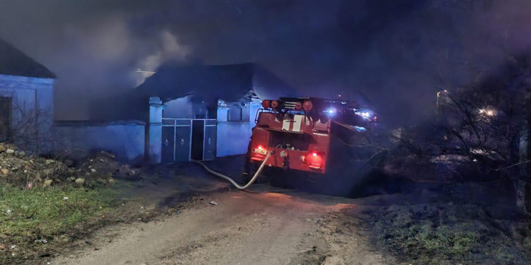 В Мешково-Погорелово пожарные спасли от уничтожения жилой дом, находившийся рядом с горящей хозпостройкой (ФОТО)