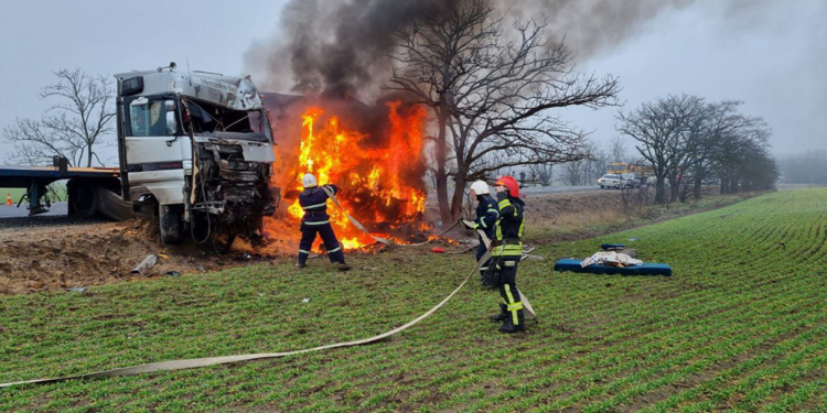 ДТП под Николаевом: в результате лобового столкновения двух фур одна из них загорелась (ФОТО)