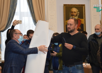 “Земельная” сессия Николаевского горсовета: депутатов встретили баннеры о тарифах и коллаборантах (ФОТО)