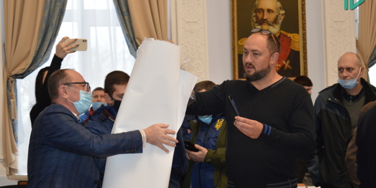 “Земельная” сессия Николаевского горсовета: депутатов встретили баннеры о тарифах и коллаборантах (ФОТО)