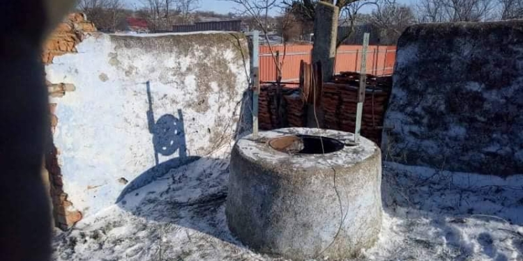 На Николаевщине полицейский вытащил из колодца мужчину, который при -10°С провел там 5 часов (ФОТО, ВИДЕО)