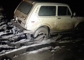 Ночью в Снигиревке автомобиль застрял в грязи – вытаскивали спасатели (ФОТО)