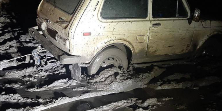 Ночью в Снигиревке автомобиль застрял в грязи – вытаскивали спасатели (ФОТО)