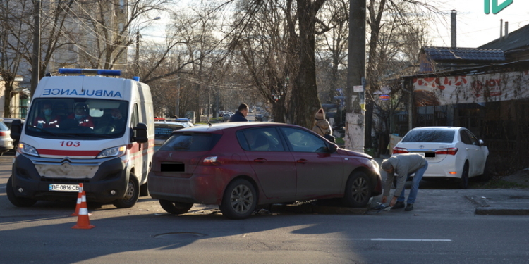 Не поделили дорогу: в центре Николаева в ДТП пострадали две иномарки (ФОТО)