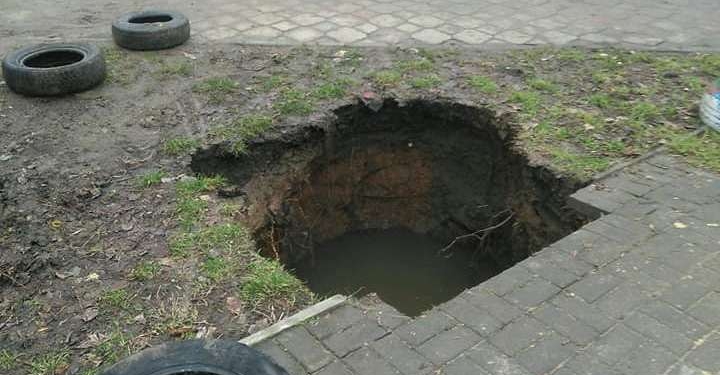 Николаев уходит под землю: еще один провал грунта возле школы №19 (ФОТО)