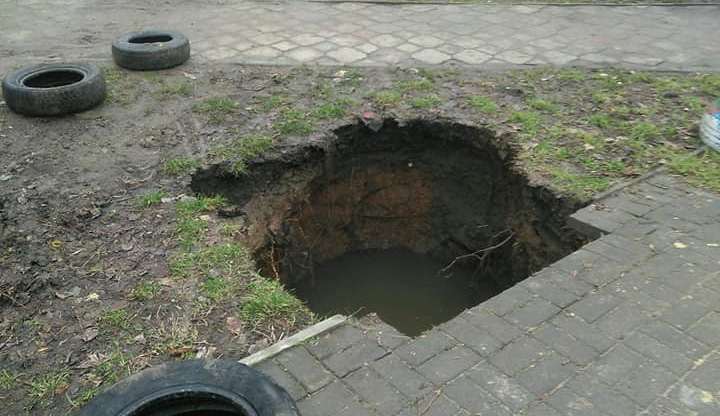 Николаев уходит под землю: еще один провал грунта возле школы №19 (ФОТО) 11