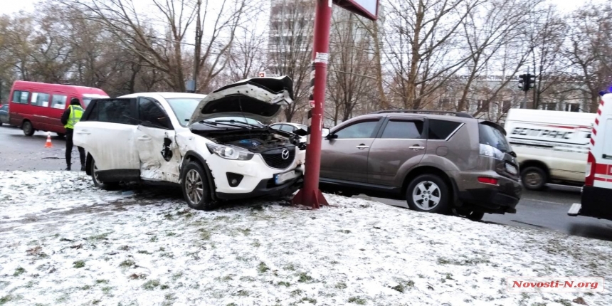В Николаеве Mitsubishi врезалась в Mazda, четыре человека пострадали 1