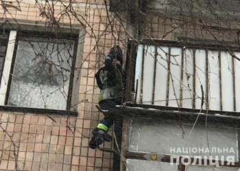 В Тернополе мальчик зацепился капюшоном и повис за балконом на высоте 4 этажа (ВИДЕО)