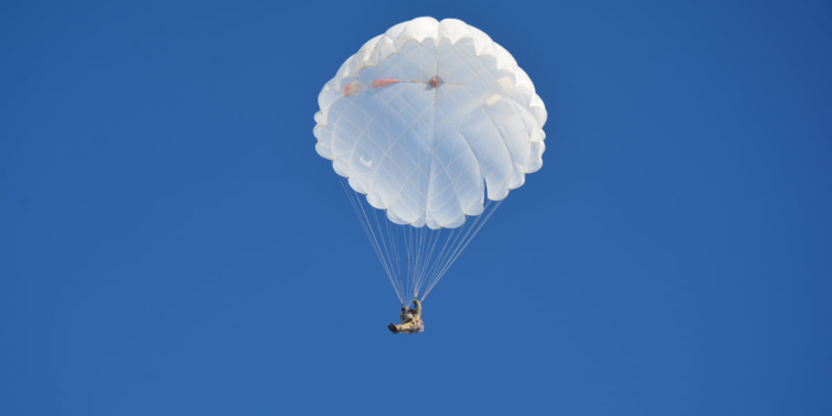 Им погода нипочем: николаевские десантники выполняют программу прыжков с парашютом (ФОТО)