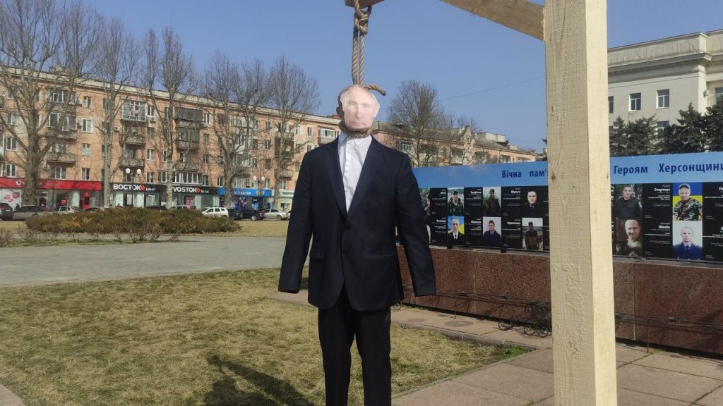 В Херсоне на площади Свободы сожгли чучело Путина (ФОТО, ВИДЕО) 9