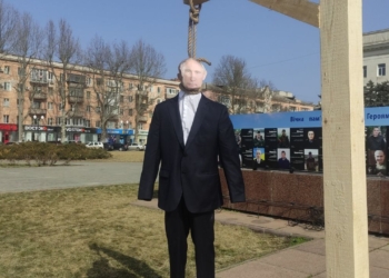 В Херсоне на площади Свободы сожгли чучело Путина (ФОТО, ВИДЕО)