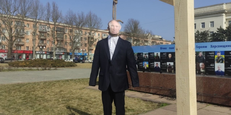 В Херсоне на площади Свободы сожгли чучело Путина (ФОТО, ВИДЕО)