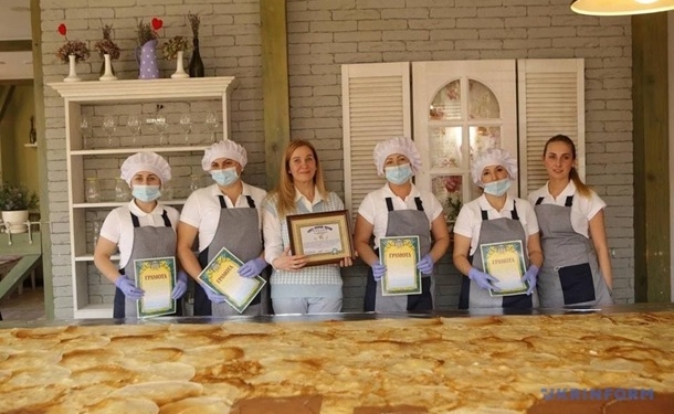 В Ужгороде испекли гигантский блинчик – использовали 150 л молока и 150 яиц (ФОТО, ВИДЕО)