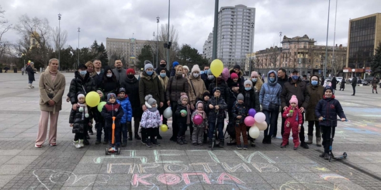 В Николаеве родители с детьми протестовали против перевода детских садов и школ на питание в КООП (ФОТО, ВИДЕО)