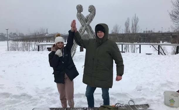 Отчаянные. В Киеве влюбленная пара сковала себя цепью на 3 месяца (ВИДЕО)