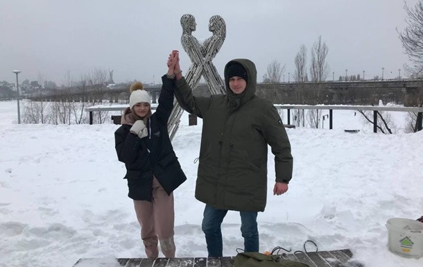 Отчаянные. В Киеве влюбленная пара сковала себя цепью на 3 месяца (ВИДЕО) 1