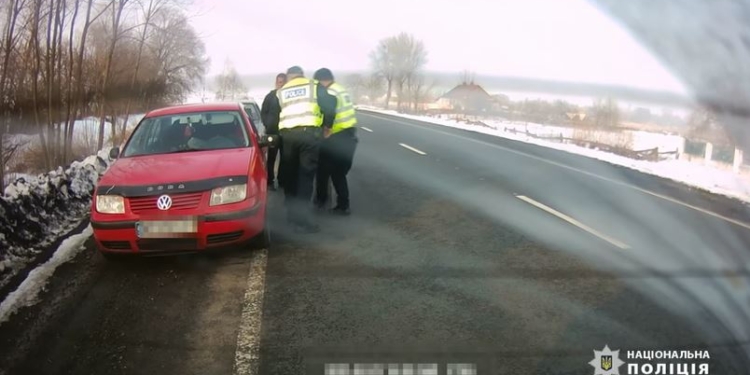 Круче, чем коня на скаку. Украинка родила за рулем – сама ехала в роддом (ВИДЕО)