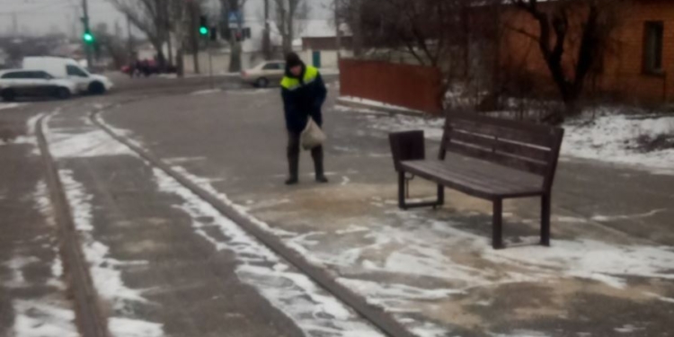 В Николаеве за сутки на дороги высыпали 100 тонн соли, сегодня обрабатывают остановки (ФОТО)