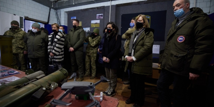 “Идет война”. Послы, побывавшие на Донбассе, рассказали о своих впечатлениях