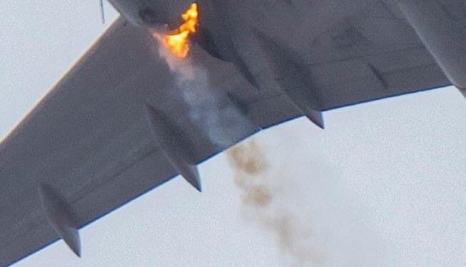 В США в воздухе загорелся самолет с пассажирами, куски двигателя упали на город (ФОТО, ВИДЕО)