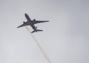 В США в воздухе загорелся самолет с пассажирами, куски двигателя упали на город (ФОТО, ВИДЕО)