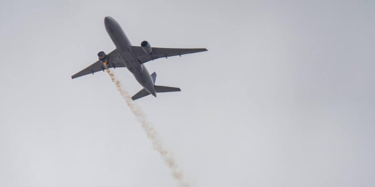 В США в воздухе загорелся самолет с пассажирами, куски двигателя упали на город (ФОТО, ВИДЕО)