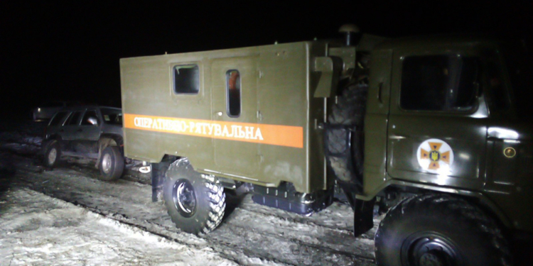 Спасатели Николаевщины ночью освободили “скорую” из снежного плена