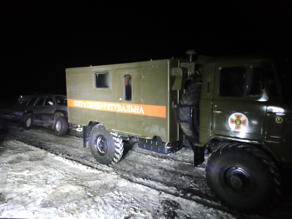 Спасатели Николаевщины ночью освободили "скорую" из снежного плена 1