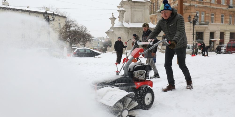 Львов замело, чистить улицы от снега вышли и работники мэрии во главе с мэром (ФОТО, ВИДЕО)