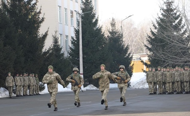 Военнослужащим ВСУ разрешили поднимать ногу  на 5 см ниже при строевом шаге