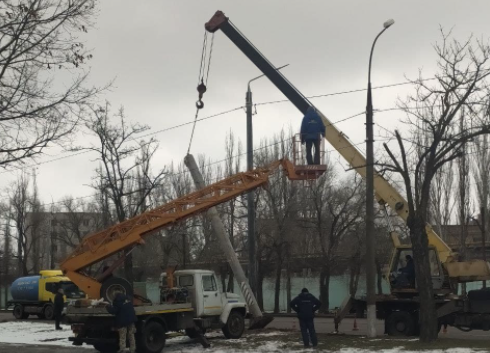 На ул.Космонавтов  демонтировали часть билбордов: мешали строительству троллейбусной линии