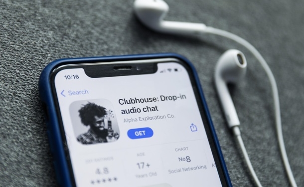 Миллионы пользователей стремятся попасть в Clubhouse, закрытую соцсеть только для голосового общения