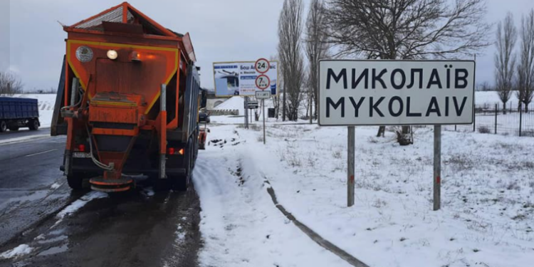 Служба автодорог вывела на трассы Николаевщины 50 спецмашин, проезд обеспечен (ВИДЕО)