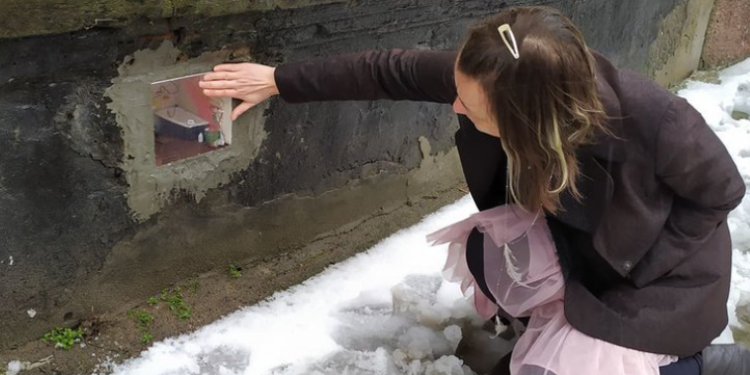 В поселке под Николаевом создали художественную мини-инсталляцию в стене дома (ФОТО, ВИДЕО)