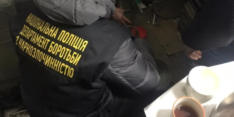 Хранил в фотомагазине. Николаевские полицейские изъяли полкило каннабиса у предпринимателя (ФОТО)